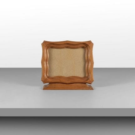 A PORTRAIT FRAME from the 1950s. 
Carved wood and 