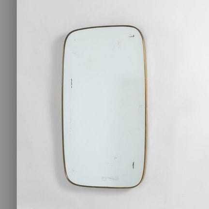 UN MIROIR MURAL  des années 50. 
Laiton  et crista