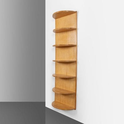 UN'ETAGERE PENSILE  anni '30.
Legno di olmo.
Cm 17