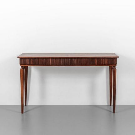 UNA CONSOLE  anni '40.
Legno di mogano.
Cm 91 (h) 