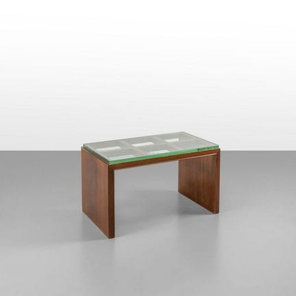 UN TAVOLINO  anni '30. 
Legno di mogano  cristallo