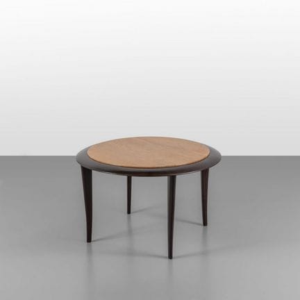 UN TAVOLINO  anni '40.
Legno di mogano  marmo.
Cm 