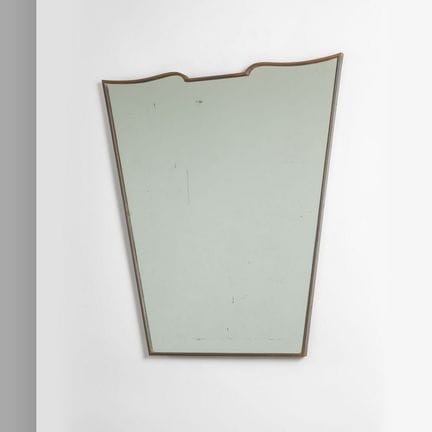 UN MIROIR MURAL  des années 40. 
Laiton bruni  ver