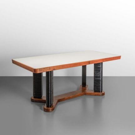 UN TAVOLO  anni '30. 
Legno di noce  legno ebanizz