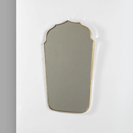 UN MIROIR MURAL  des années 50. 
Laiton  et crista