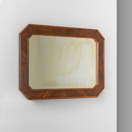 UN GRAND MIROIR MURAL  des années 50. 
Bois de noy