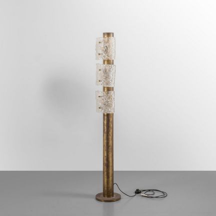 UNA LAMPADA DA TERRA  anni '70.
Ottone  vetro in p