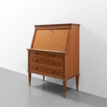 MARELLI &amp; COLICO  20世纪50年代。
一款书桌。
胡桃木  配以枫木镶嵌的