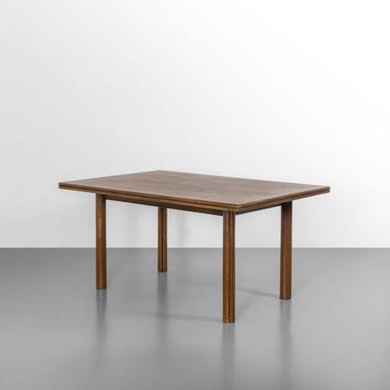 UN TAVOLO ESTENSIBILE  anni '70. 
Legno di noce.
M