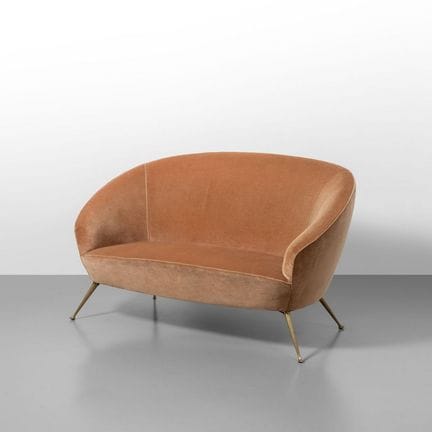 UN CANAPÉ  des années 50. 
Structure en bois, remb