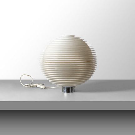 EINE TISCHLAMPE aus den 70er Jahren. 
Opales Plexi