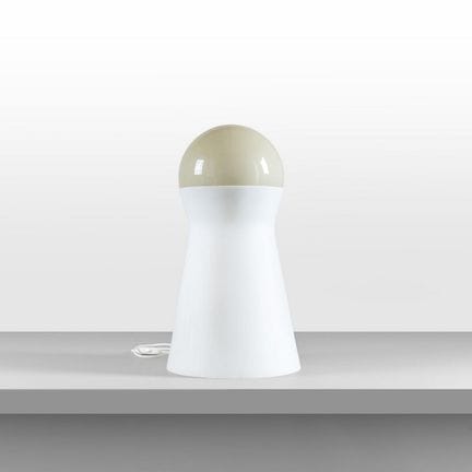UNA LAMPADA DA TAVOLO  anni '70. 
Vetro opalino sa