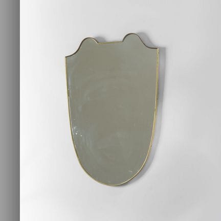 UN MIROIR MURAL  des années 50. 
Laiton  et crista
