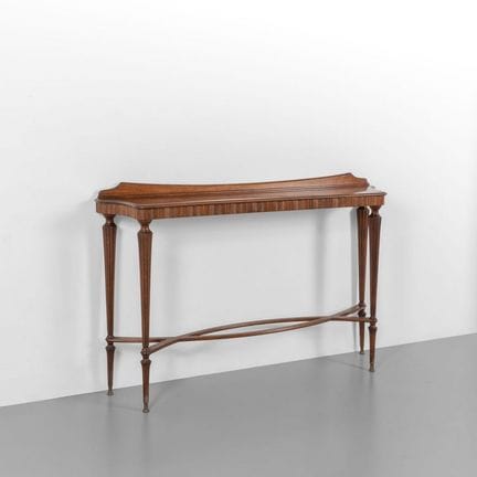 A 1950s CONSOLE TABLE. 
Mahogany wood with brass f