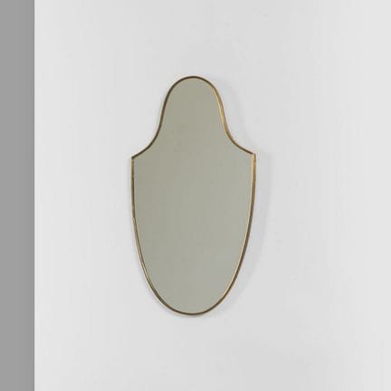 EIN WANDSPIEGEL  aus den 50er Jahren. 
Messing  ve