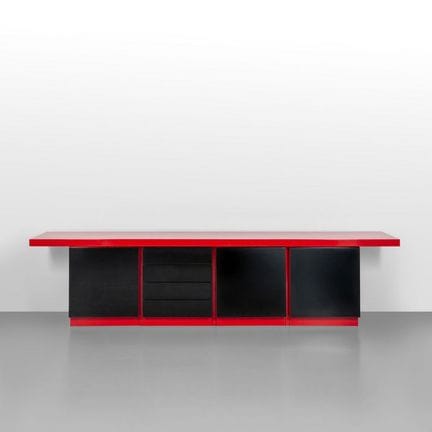 UNA CREDENZA  anni '80.
Legno laccato.
Cm 63 (h) x