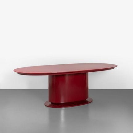 UN TAVOLO  anni '80.
Legno laccato.
Cm 78 (h) x 25