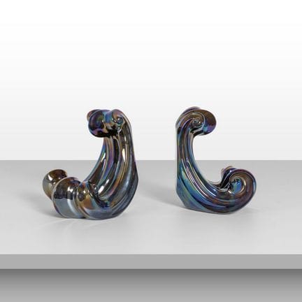 GUIDO MARIANI  GAVINA  2004.
两件“Onda”书挡。
釉面陶瓷，带金属光