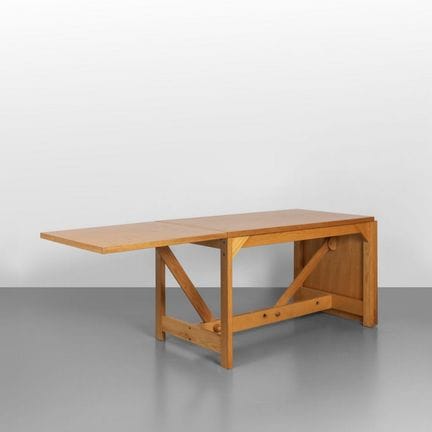 UN TAVOLO ESTENSIBILE  anni '70.
Legno di frassino