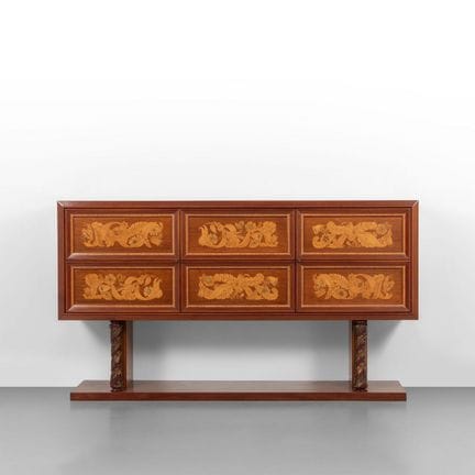 UNA CREDENZA  anni '40.
Legno di noce.
Ante intars