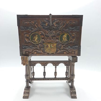 Coffret à bijoux figurant un BARGUENO en bois scul