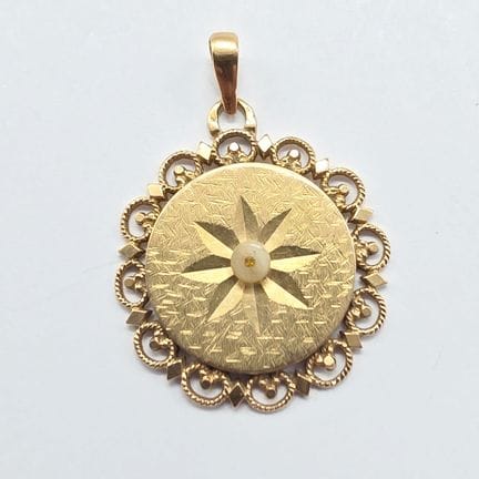 14K yellow gold (585°°) chased disc pendant featur