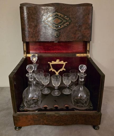 Cave à liqueur  en marqueterie de loupe (manques),