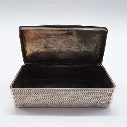 Tabatière en argent massif rectangulaire, ciselée 