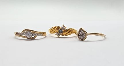3 9K yellow gold rings (375°): a pear-shaped ring 