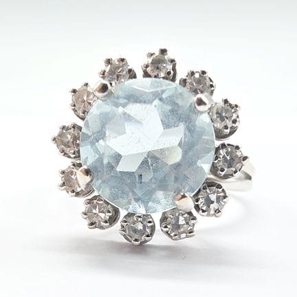 18K white gold (750°°) corolla ring set with a rou