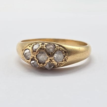 18K yellow gold ring (750°°) set with roses; Gross