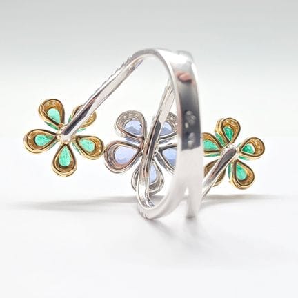 White and yellow gold (750) 18K ring featuring a t