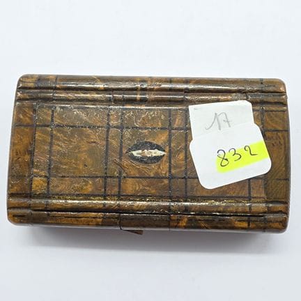 Tabatière à secret, en bois verni, système secret 