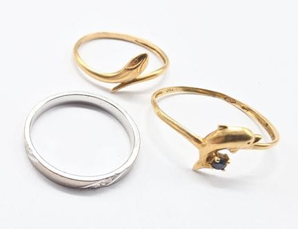 Trois bagues en or jaune 18 K (750°°) : une bague 