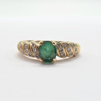 18K yellow gold ring (750°°) set with an oval emer