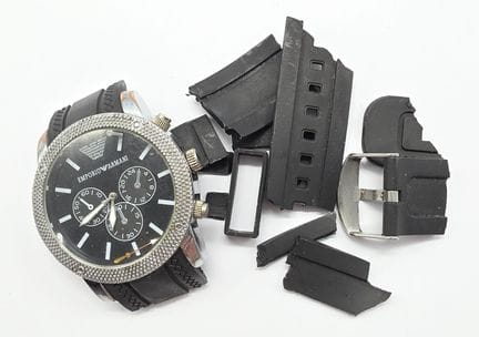 EMPORIO ARMANI 男士金属表款，配有三个副表盘，橡胶表带，存在割痕、磕碰及缺损（19/1
