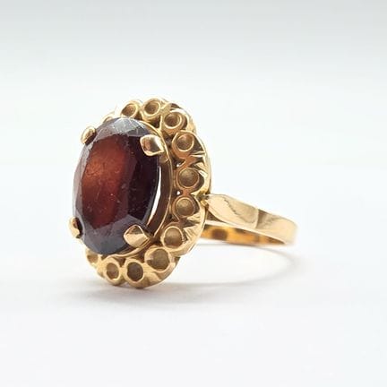 18K yellow gold ring (750°°) set with an oval garn