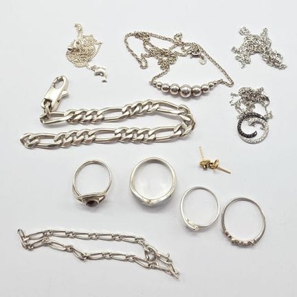 Tour de cou en argent à motifs serties de pierres 