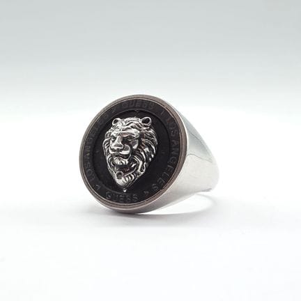 Bague en métal à motif d'un lion de la Maison GUES
