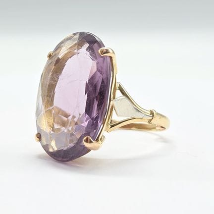 18K yellow gold ring (750°°) set with a faceted ov