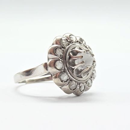 18K white gold (750°°) daisy ring with a center st