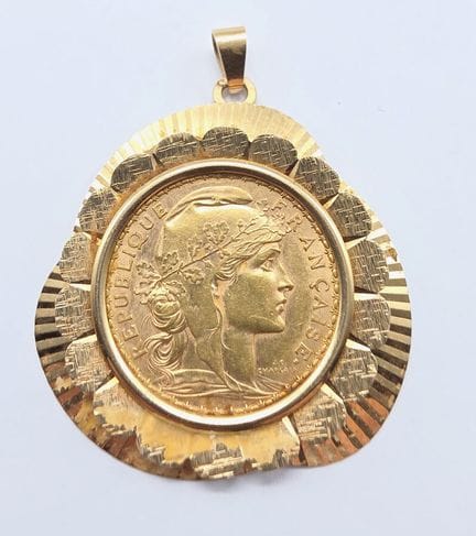 18K yellow gold (750°°) pendant featuring a 20-fra