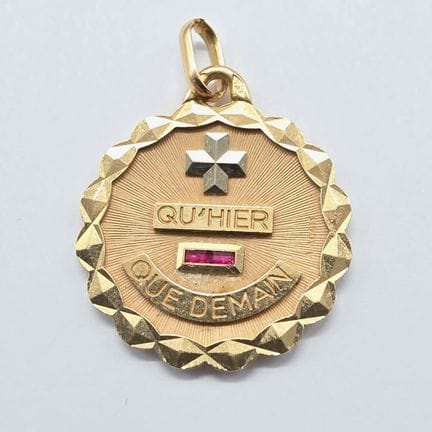 Médaille d'Amour en or jaune 18 K (750°°) "Plus qu