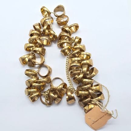 Lot de 53 chevalières en métal et un collier et go