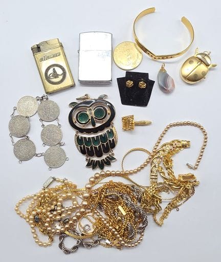 Lot de bijoux fantaisie composé de tours de cou, b