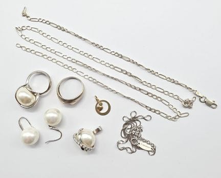Parure en argent et perles imitation composé d'une