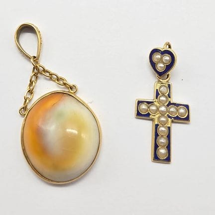 2 pendentifs en or jaune 18 K (750°°) comprenant :
