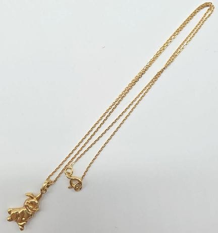 18K yellow gold (750°°) forçat chain holding an 18