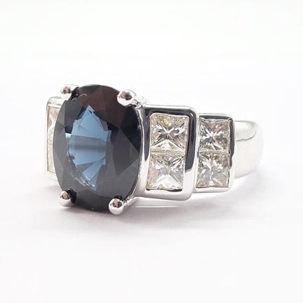 18K white gold (750) ring set with an oval sapphir