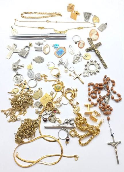 Lot de bijoux fantaisie : chapelet, médailles, cha